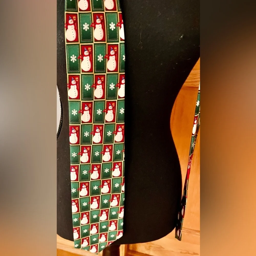 MMG Hallmark Licensing Holiday Traditions Festive Snowman Tie 100% Silk Merry